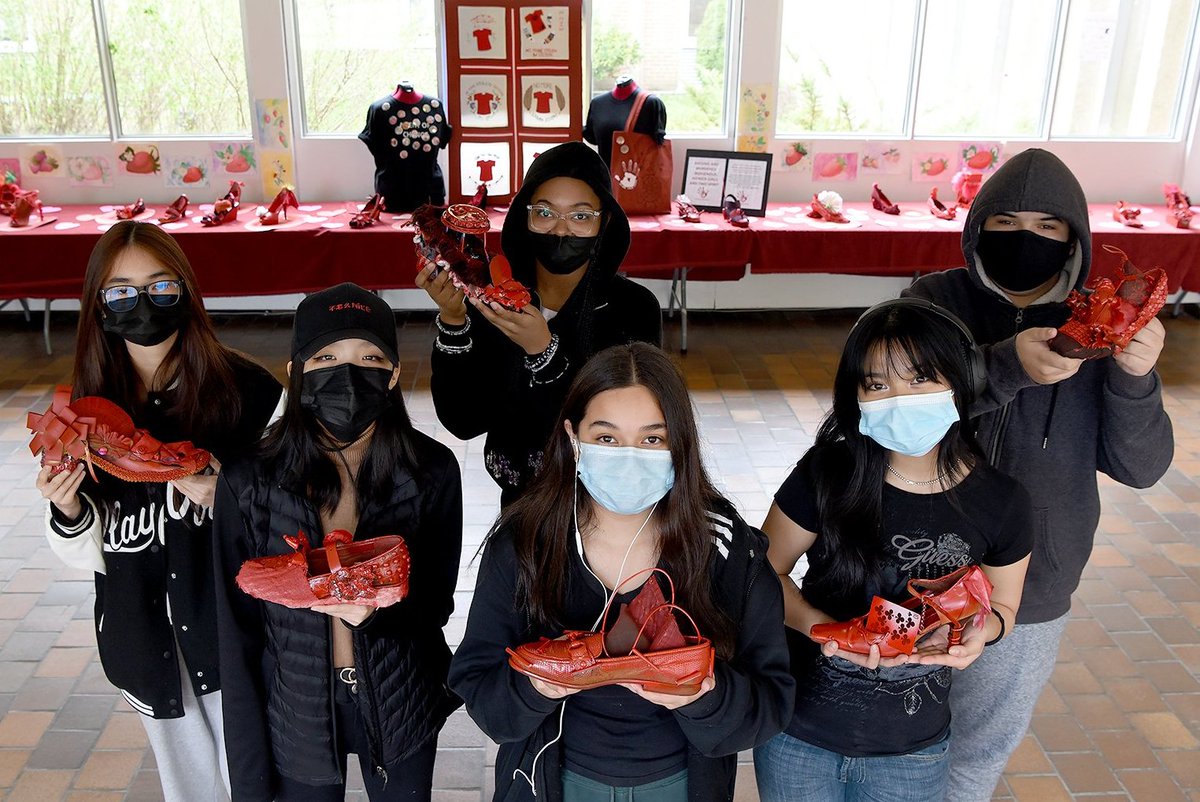 JoannaLavoie's tweet image. #RedDressDay: #WestTO students learn about #Indigenous culture, #TruthAndReconciliation through art; @YORKMEMO_TDSB unveils unique art installation in time for National #MMIWG2S  Awareness Day on May 5.
#Toronto #YorkTO #EtobTO
@tdsb @NWAC_CA 
More here: toronto.com/news/west-toro…
