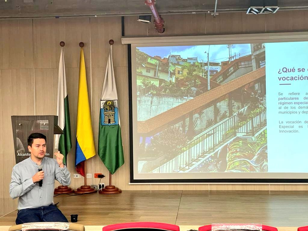 checholopezm's tweet photo. Socializamos con los Medios Alternativos, Independientes, Comunitarios y Ciudadanos (MAICC) la transformación de Medellín en #DistritoEspecial de Ciencia, Tecnología e Innovación.
Les presentamos los logros y retos de este cambio para la entidad territorial.⬇️Hilo https://t.co/lcAJ55VoYi