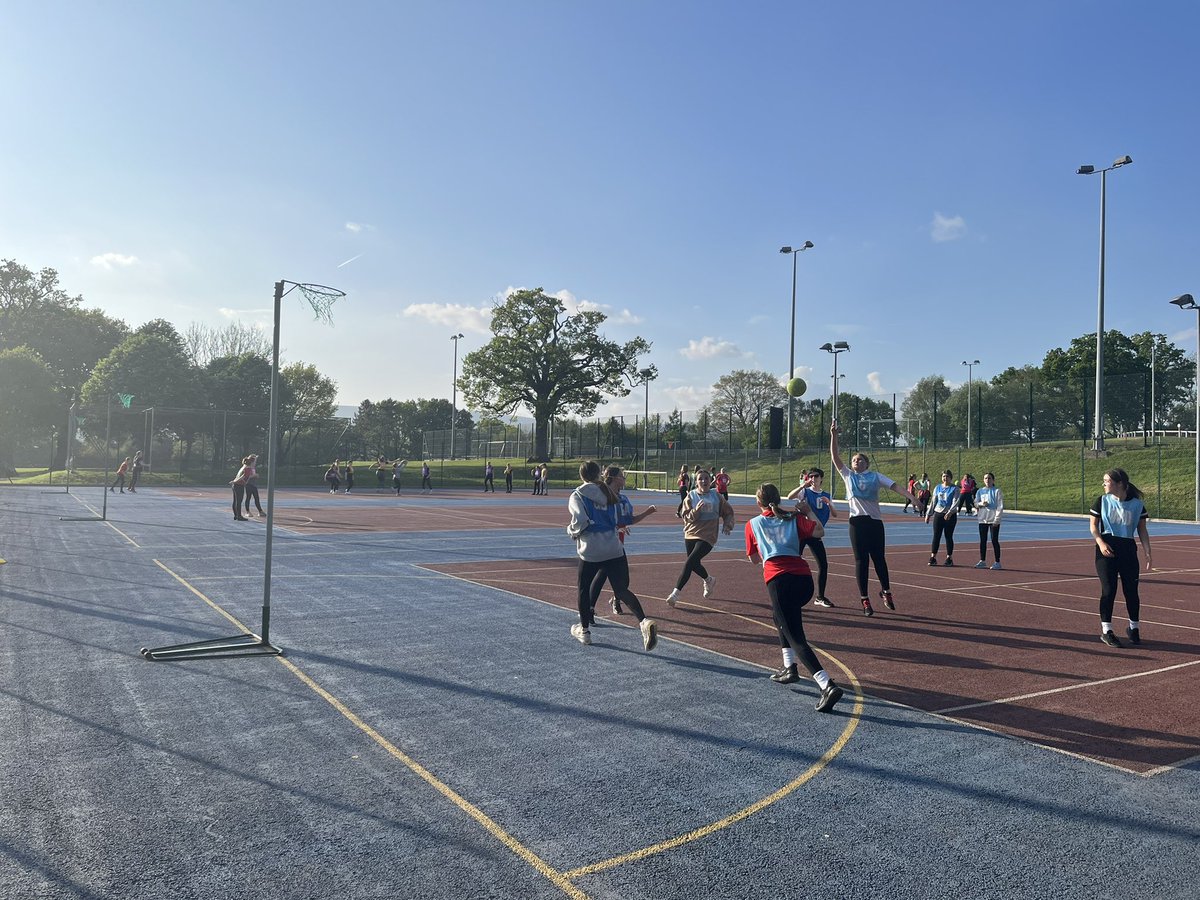 CwmbranYouth's tweet photo. Lovely to have 3 courts full out in the sun this evening! #greatnumbers #sunisout https://t.co/HAe2GhO12S