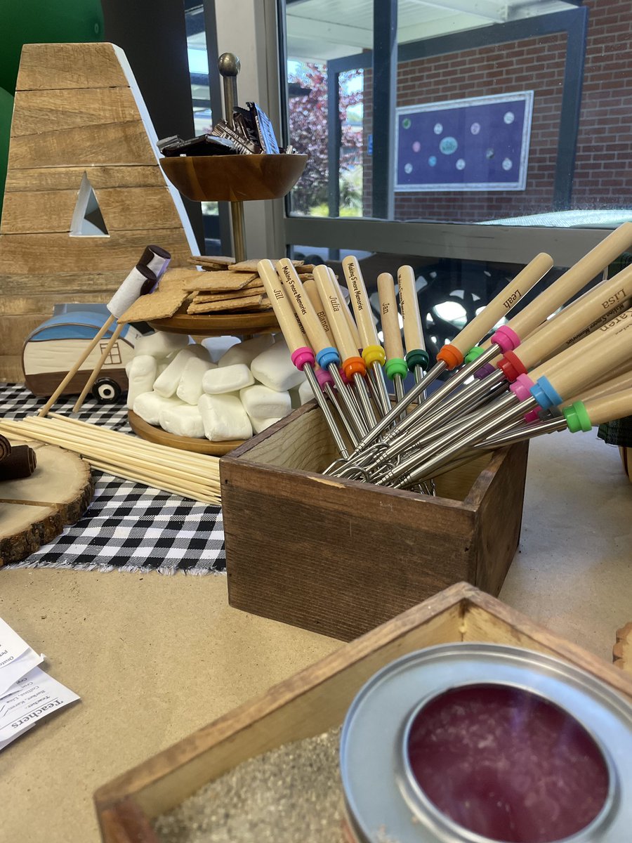 acaciamagnet's tweet photo. The world needs s’more teachers &amp; staff like our Acacia staff 💚 A very big ‘thank you’ for the people who make our school a great one to be at. We appreciate you all! ☺️ https://t.co/UjJ0YpL7va