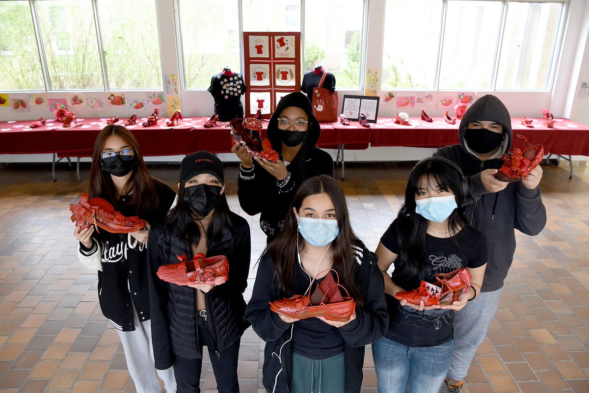 ETGuardian's tweet image. #RedDressDay: #WestTO students learn about #Indigenous culture, #TruthAndReconciliation through art; @YORKMEMO_TDSB unveils unique art installation in time for National #MMIWG2S  Awareness Day on May 5.
#Toronto #YorkTO #EtobTO
@tdsb @NWAC_CA 
More here: toronto.com/news/west-toro…