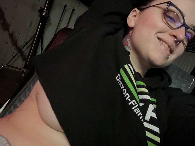 Do you enjoy a good underboob shot? https://t.co/fm1alROA1e<a href="/tag/mvsales"class="tags"><span>#mvsales</span></a>