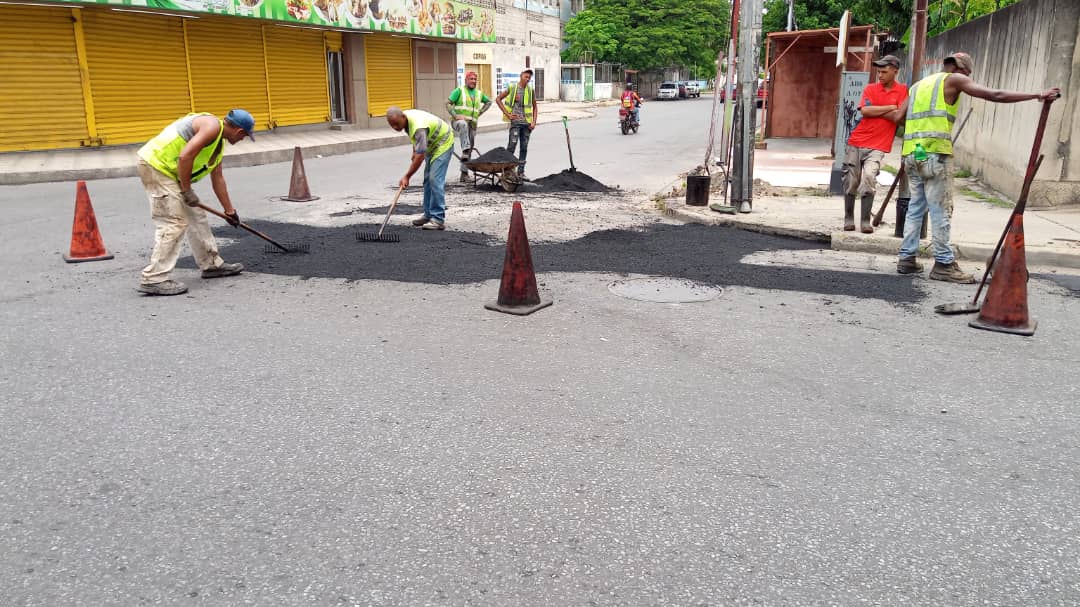 ¡Plan Cayapa de Asfaltado!
Seguimos avanzando con el bacheo, vamos a dejar las avenidas principales sin detalles. Estamos en proceso de recuperación, evaluación y ejecución.Continuamos en la avenida Mariño,vía bastante transitada por los Maracayeros y Maracayeras.
<a href="/NicolasMaduro/">Nicolás Maduro</a>