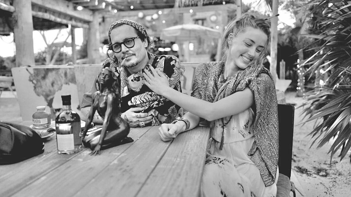ReemDepp's tweet photo. Amber is taking about the December 2015 incident in the Bahamas which she claims that Johnny left her with “broken ribs, busted lip,two black eyes and a broken nose”

Here she is👇🏻👇🏻👇🏻 https://t.co/98mPw6FFBp