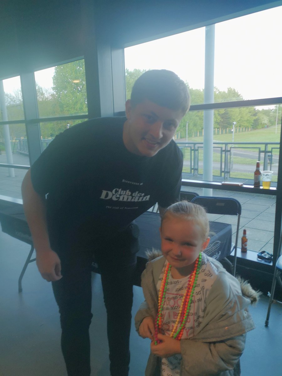Amy22608295's tweet photo. @SteeldogsIHC Thankyou to all the guys for tonight. My kids had a blast and my youngest was so happy to have her picture taken with Alex Graham. https://t.co/CJF9GK2Rxq