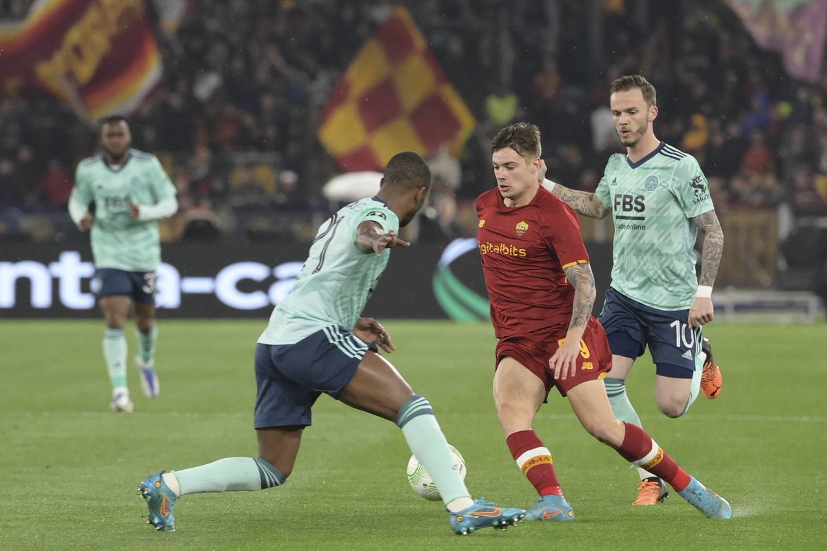 MozoFootball's tweet photo. 🇵🇱 Nicola Zalewski against Leicester City: 

🔘 84 Minutes 
🔘 52 Touches 
🔘 12 Passes 
🔘 5 Accurate Long Balls 
🔘 1 Cross
🔘 2 Chances Created 
🔘 3 Take-ons
🔘 6 Duels Won
🔘 2 Fouls Suffered 
🔘 3 Tackles 
🔘 1 Interception 

The future. #UECL #Roma #ASRLEI https://t.co/dlHPfahlhZ
