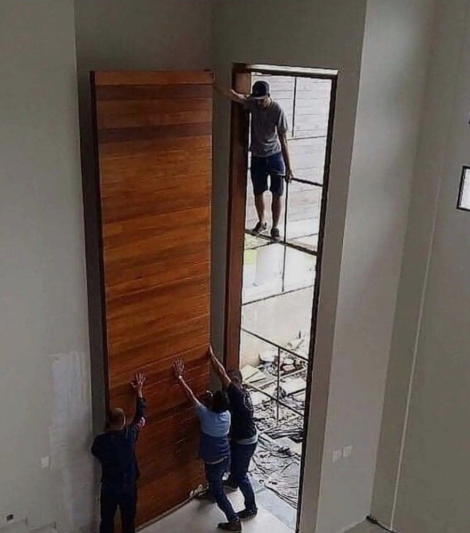 zonagemeos's tweet photo. Para que serve uma porta desse tamanho? ( Só serve respostas retardadas) https://t.co/ZjZadMJXCD