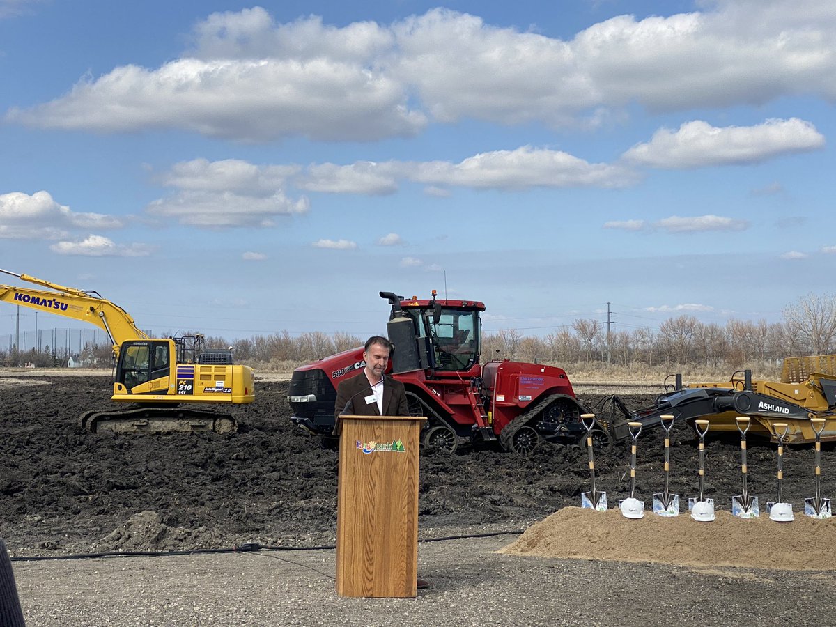 FargoParks's tweet photo. "This is the biggest project  #FargoParks has ever undertaken. The Fargo Parks Sports Complex is 260,000 square feet and the turf field is one of the largest in the tri-state area at 118,00 square feet. "
-Dave Leker, Fargo Park District Executive Director
 #FPSCUpdates https://t.co/FZVw75J6nJ