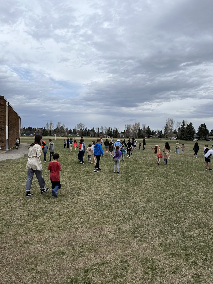 SuperbSixes's tweet photo. Lovely nature walk with our @FunFirst1 buddies! Ask me what living and non living things we found! 🐜🐞🕷🌳🍃🪨☁️ #GordFord https://t.co/IyC7MPx6zv
