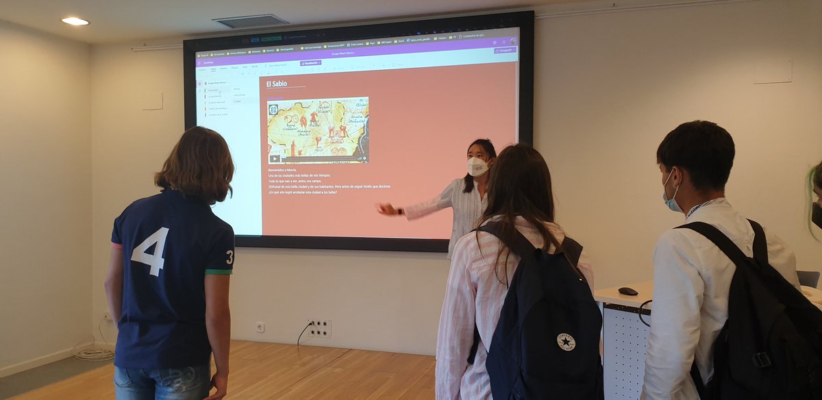 MariaComin1's tweet photo. Por la tarde los estudiantes han disfrutado con el taller de #OneNote desarrollado por @Grupo_AEd y gracias a @HPEDU.
Gracias @crepresa y @ElisaYeRico por inspirarles.
@Educarm @GdPatrimonio @DgStudents #GDmakers #murciainnovando https://t.co/Qim3WmqKTa