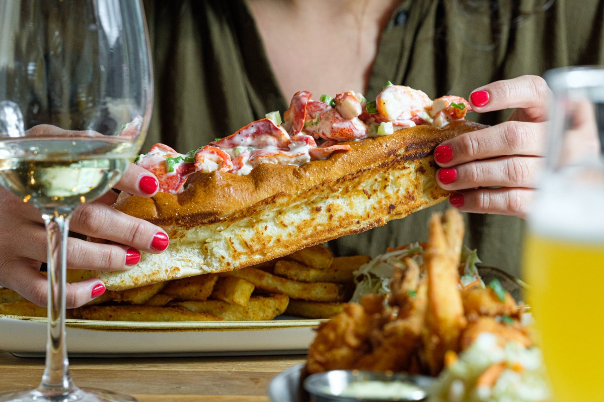 legalseafoods's tweet photo. To-do for the weekend: enjoy our Half-Pound New England Lobster Roll 😊 #ReallyFreshFish https://t.co/F2gWArZ3mI