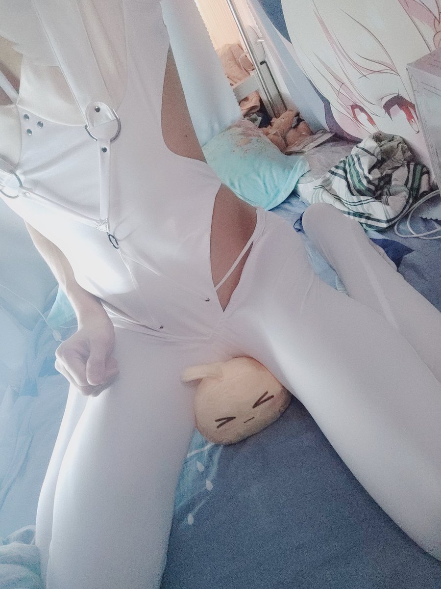 AocAt_'s tweet photo. 恶毒兔兔礼服试穿捏 https://t.co/YkXh1AjiDx