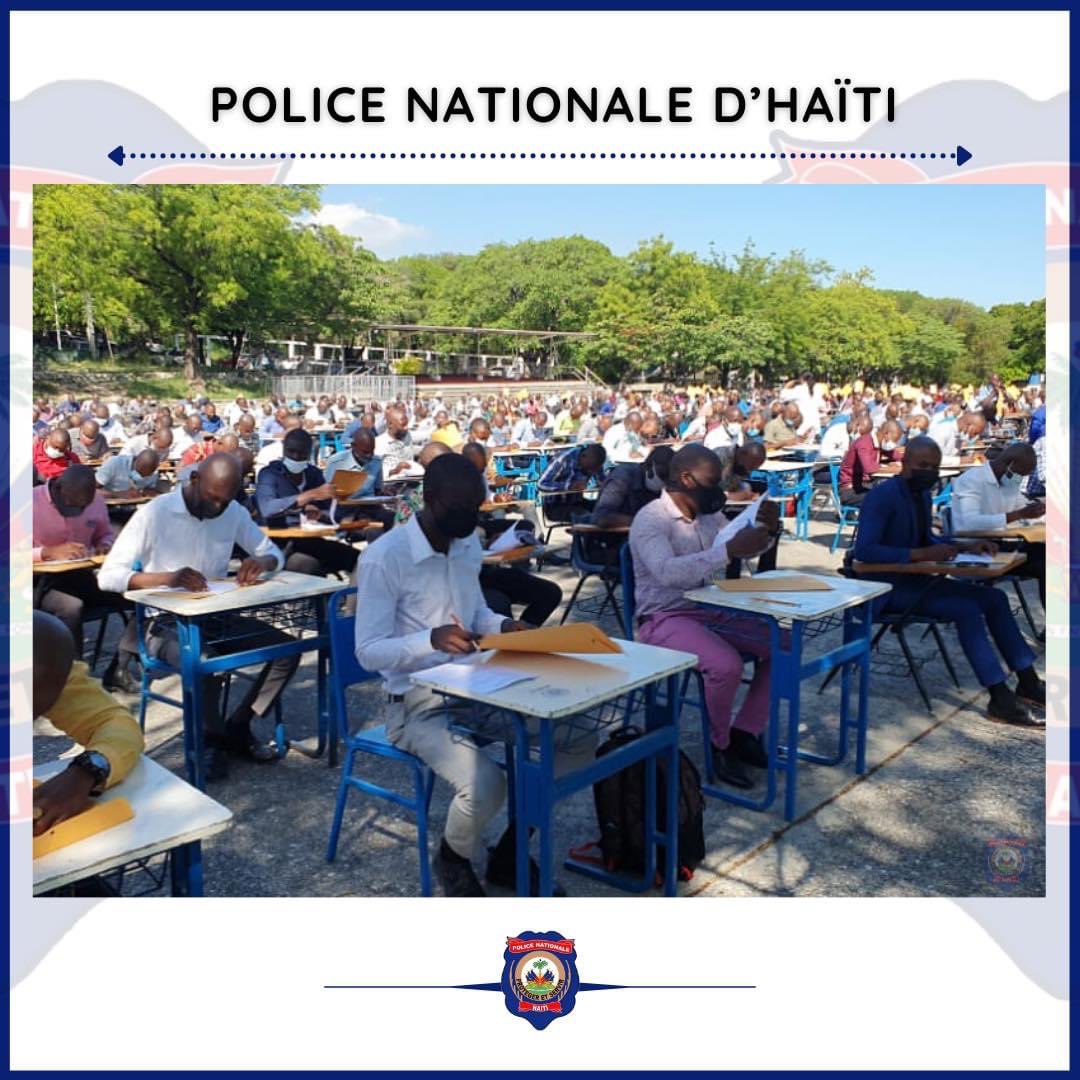 EliezerGuerisme's tweet photo. Sous un soleil de plomb, dans une cour sans toit, des postulants subissent les épreuves psychologiques a l’académie de police. Aucun respect pour ces jeunes. Combien de temps ils ont dû endurer cette torture, @pnh_officiel? Quel cynisme ! https://t.co/ikmqeVr6VI