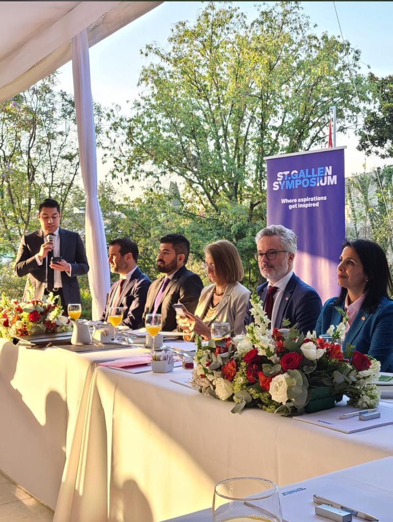 Yair_pina's tweet photo. Tuve el honor de conducir la recepción matutina ofrecida por el embajador de Suiza🇨🇭para México🇲🇽 @PPiffaretti en el marco del @SG__Symposium, además de escuchar a la Sub. Sec @luzmadelamora como invitada de honor. 
#CollaborativeAdvantage
 @StGallenClubMx https://t.co/4DhgnrdIOc