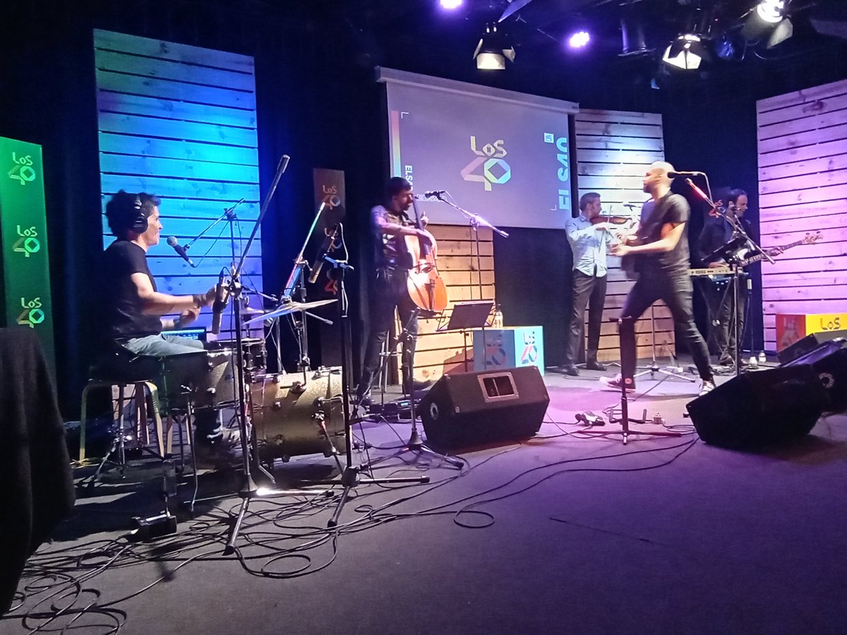 xavicanet's tweet photo. Dia 126 - Els @blaumut ens han regalat un #Stage40 fantàstic al Estudi Toreski de @Els40_ https://t.co/qo9wG3JdAo
