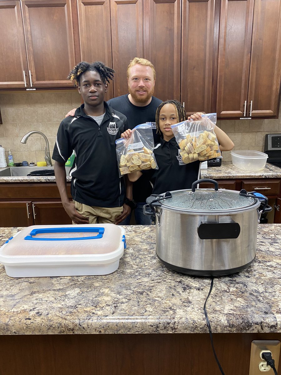 saralittle7's tweet image. Every first Thursday of the month, a few of my @EoptimizeUSA coworkers and I provide dinner to the Victory Project in Dayton! #VictoryProject