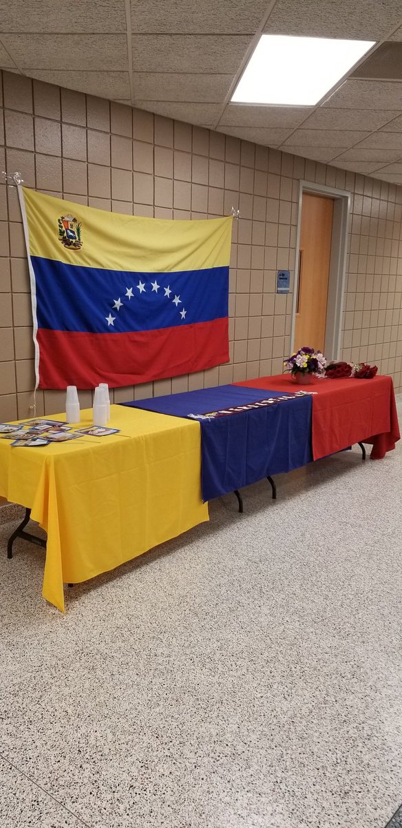 Gertrudspringer's tweet photo. Venezuela present in our Two Way Dual Language showcase at RES. Mrs. Verde one of our amazing parent and RES paraprofessional is frying empanadas. Yum! Come early because they won't last. Tonight's going to be so much fun! #RESMagic https://t.co/TTuJQpQDD1