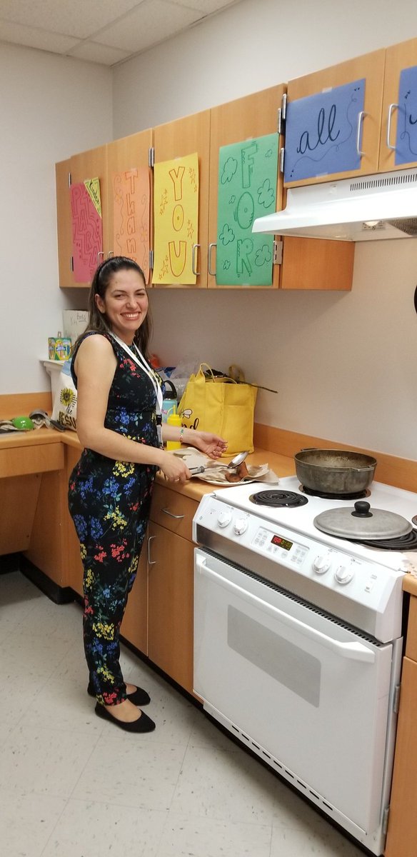 Gertrudspringer's tweet photo. Venezuela present in our Two Way Dual Language showcase at RES. Mrs. Verde one of our amazing parent and RES paraprofessional is frying empanadas. Yum! Come early because they won't last. Tonight's going to be so much fun! #RESMagic https://t.co/TTuJQpQDD1