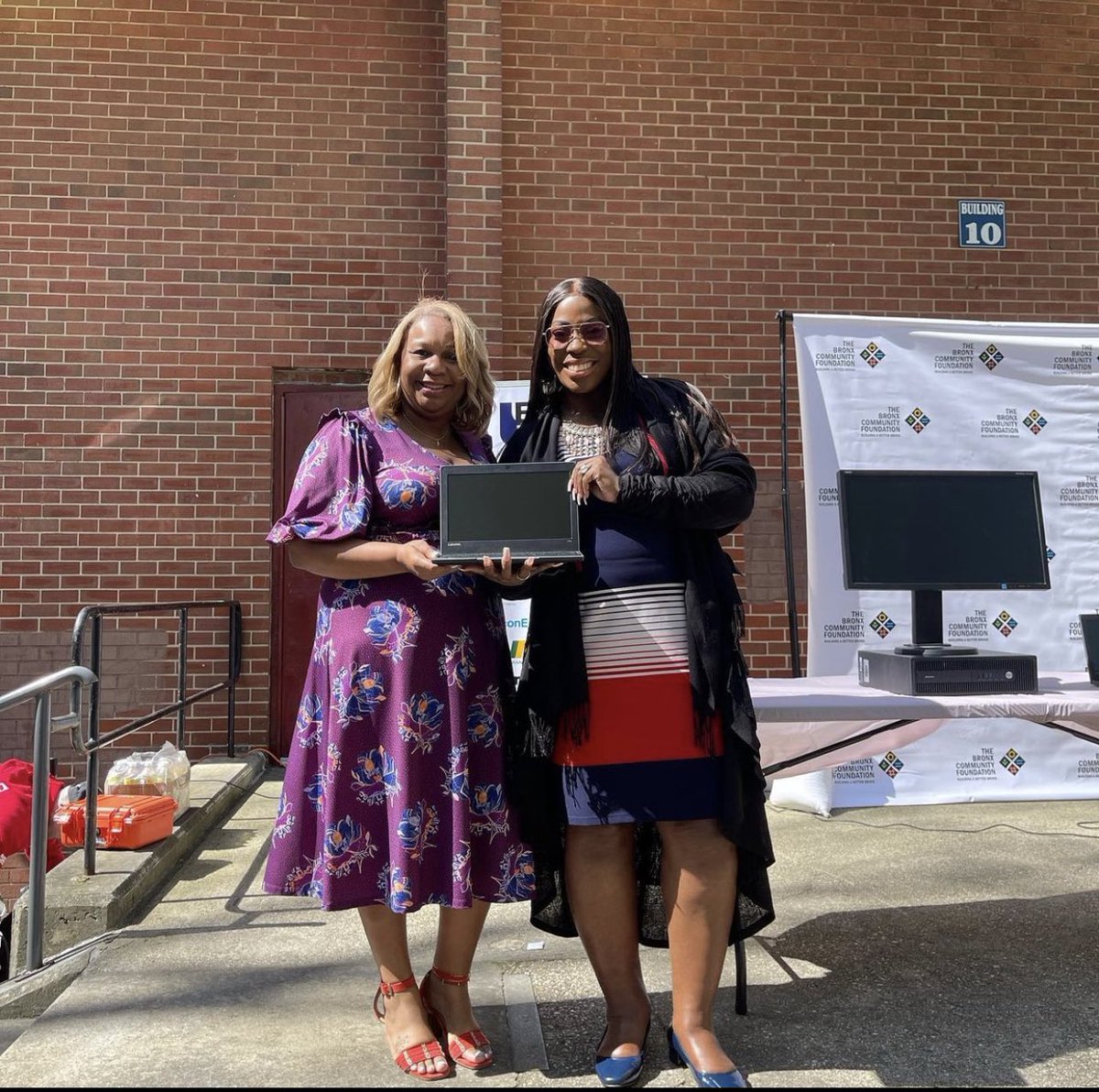 BPGibson2025's tweet photo. Honored to join our community partners at @BronxFoundation to distribute laptops to college bound seniors from Mott Hall V in #CSD12 #Bronx. Grateful for this important partnership which serves to address the digital divide & support our students heading to College! #BronxStrong https://t.co/GTQnjRXFFn
