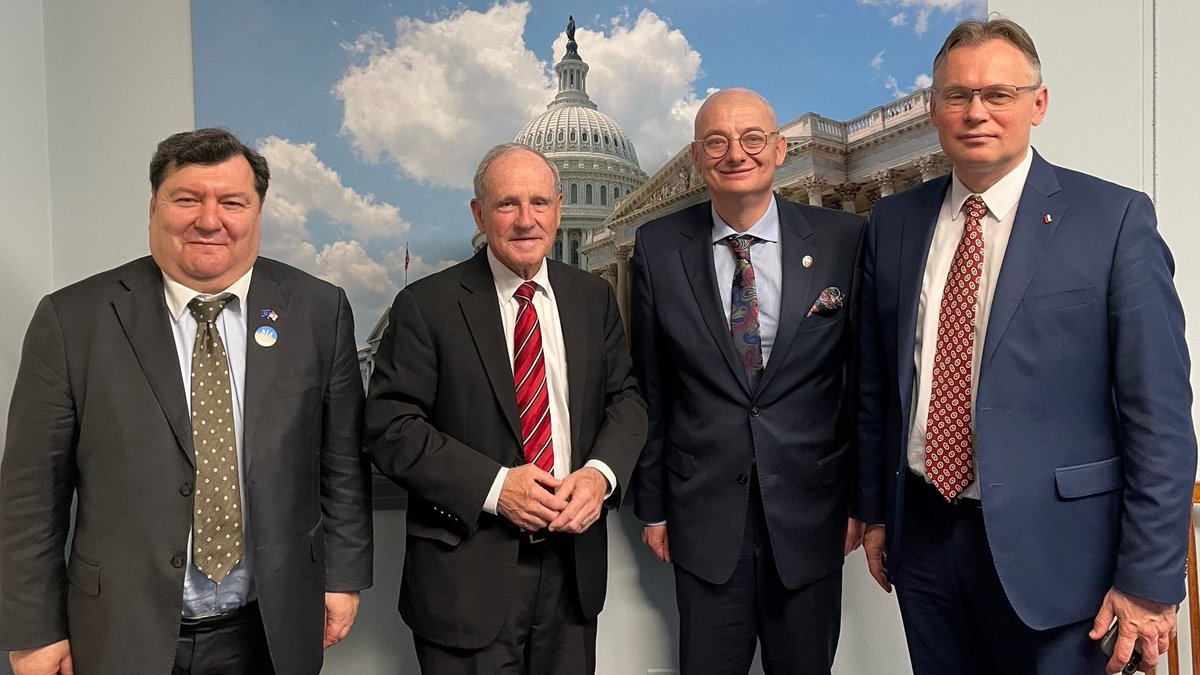 Today, I met with MPs from #Lithuania and #Poland to discuss #Russia’s war on #Ukraine. We’re grateful for their heroic work aiding Ukraine & providing shelter to its civilians. The U.S. will remain committed to our eastern European friends and allies as our fight goes forward.