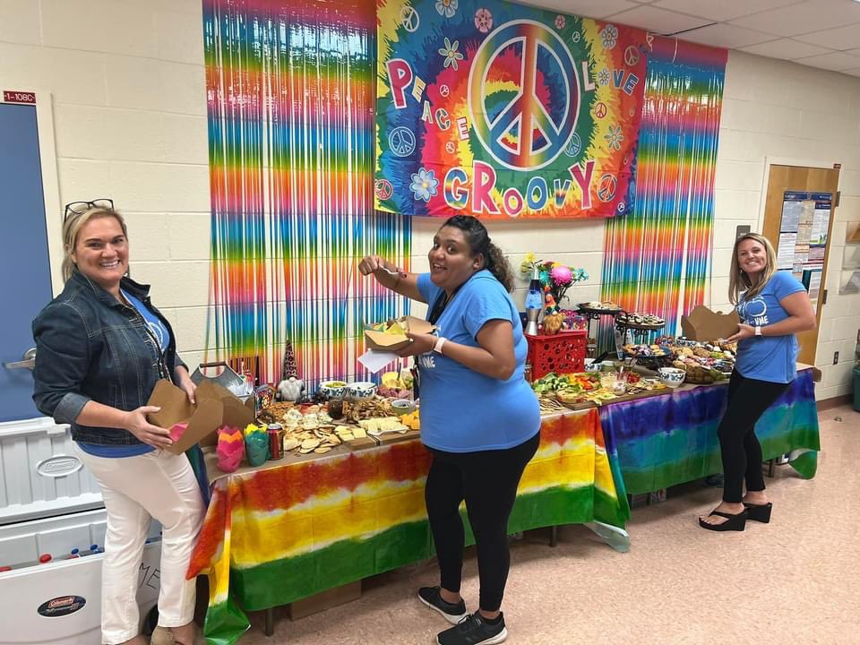 KatieHamor6112's tweet photo. The charcuterie lunch from the @vmepto was amazing!! Our @VMEPatriots staff felt beyond appreciated. You ladies are awesome! 🧀🥜🍰 #TeacherAppreciationWeek @collierschools https://t.co/QcpzVZQxLK