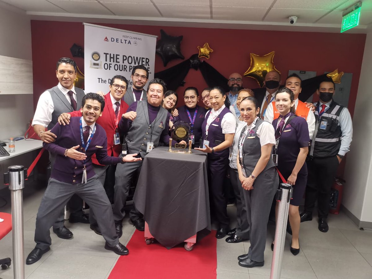 AMESP_oficial's tweet photo. La Mesa Directiva Presidida por el @CapSalvadorLop1 felicitan a su Asociado Fundador el Lic. @servisegdaniel Director General de @segurtips #SERVISEG, por obtener el reconocimiento de @Delta Airlines a la estación mejor evaluada en satisfacción al cliente.
#Felicidades #SoyAMESP https://t.co/DwBmF7XpgI