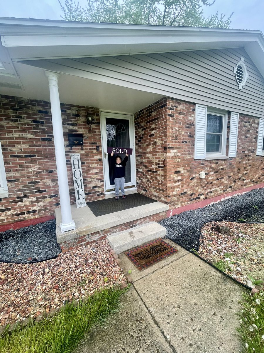 scuzziglover40's tweet photo. Our house is sold and purchasing one in Columbus…handling my business for sure 💪🏼💪🏼 https://t.co/lqlGB3L5AJ