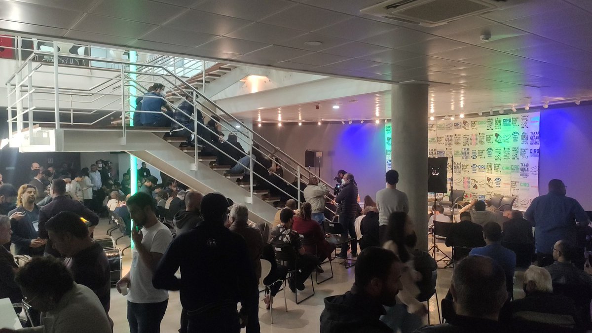 antonionetopdt's tweet photo. Casa cheia pra ver o homem! Daqui a pouco começamos. Fiquem ligados no YouTube do Ciro ou na #RedeCiro no Facebook. #CiroEmSP https://t.co/WQqs7tAhTI
