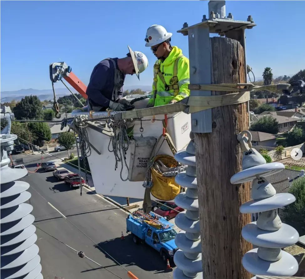 bevins_co's tweet photo. repost: @lineman.88 Changing out broken insulators over hot distro.
📷 by @sleepylineman
#lineman88 #linemanpride #lineman #linemen #linework #journeymanlineman #powerlines #linemanproblems #linemanlife #lineworkers #linepride #linelove #powerlineman #ibew #linejunk #lineworker https://t.co/GLZ2DsE9AQ