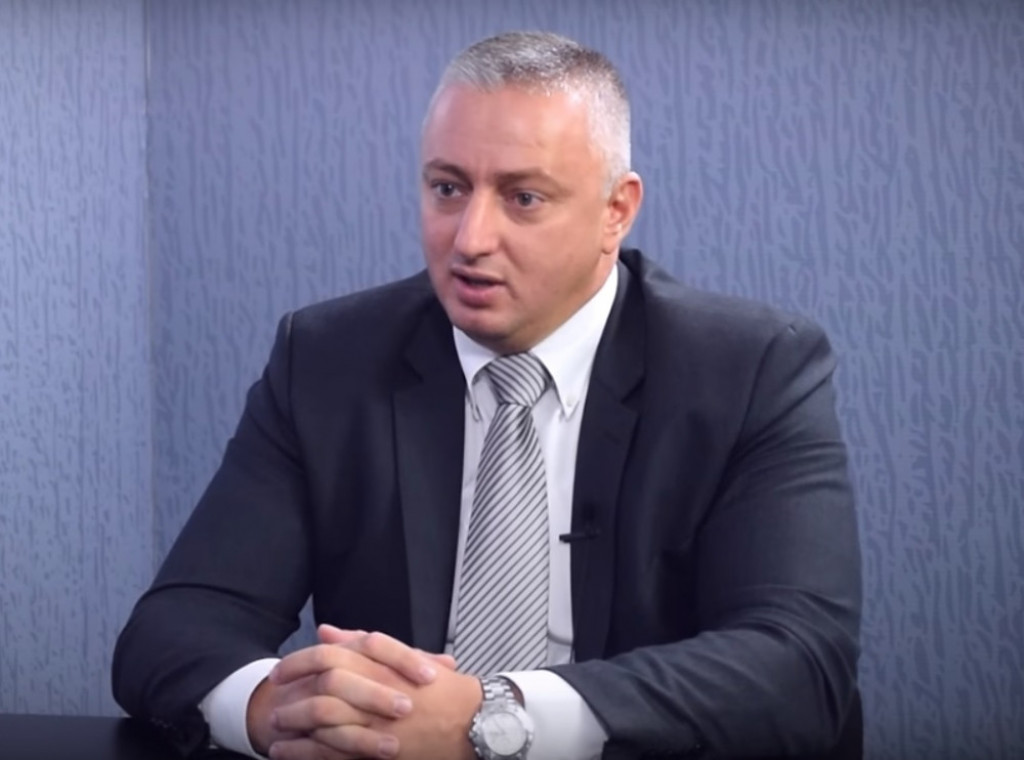 Valjevac_treci's tweet photo. Да ли вам је јасно зашто се овај не скида са свих ТВа, и режимских и тзв слободних https://t.co/TRsB9duCb9