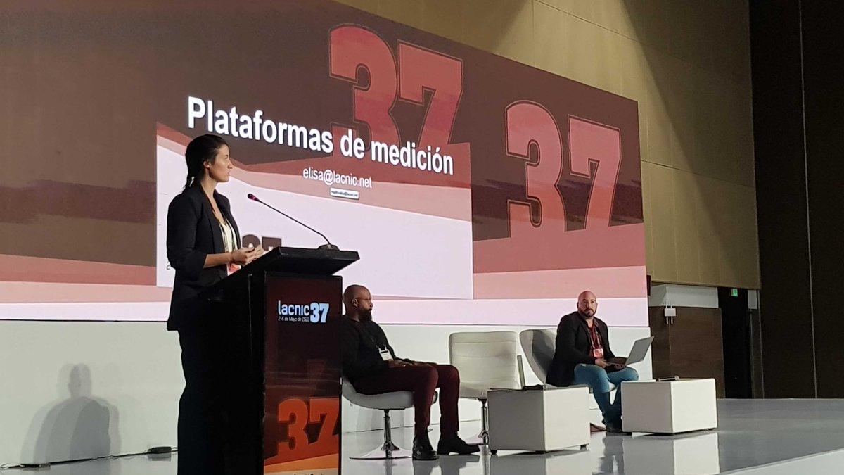 La hora de la tecnología en #LACNIC37 Elisa Peirano presenta "Plataformas de mediciones en Internet". <a href="/lacnic/">lacnic</a>