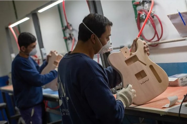 ArielFerAguilar's tweet photo. En #VicenteLopez con el Ministro @CostaAugusto9 acompañamos al Gobernador @kicillofok a la inauguración de la planta de la fábrica de instrumentos musicales Tevelam. Las #pymes invierten porque cuentan con un #EstadoPresente en esta #ProvinciaIndustrial https://t.co/OxXqGhg8eT