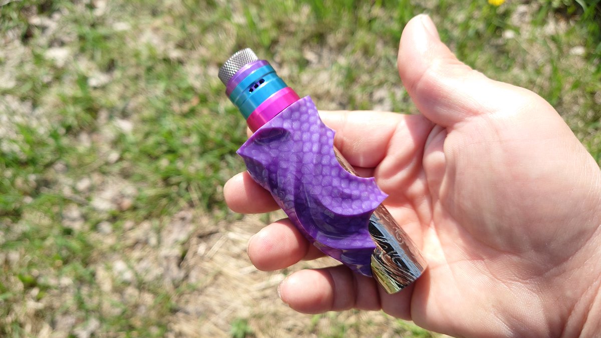 CebrjowHwScHCkj's tweet photo. 皆さん、おはよっチェ😆👍今日も宜しくご安全に🙇💦#LKC #Nero V1 #JUMA Purple Dragon +#AXIALrda 似合う色探してたらこんな感じに 😂💦👍#VAPE #vape好きな人と繋がりたい #VAPE好きと繋がりたい #VAPE初心者 #LovePinoyVapingGear #LowkeyCustoms #iamlowkeycustoms #UnicornVapesInc #massmod https://t.co/aTRa0q6lrm