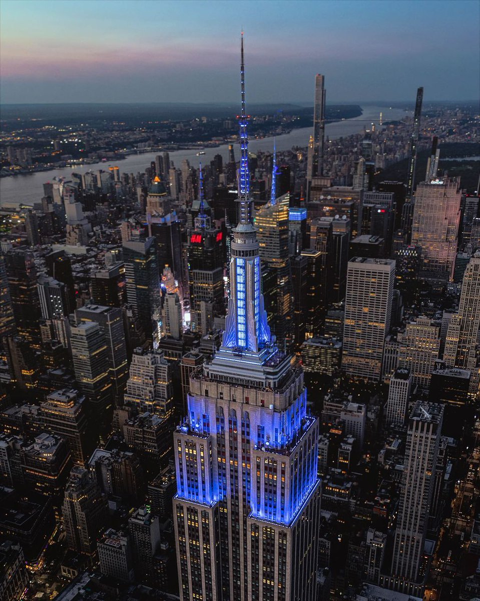 EmpireStateBldg's tweet image. Tonight’s Forecast: clear skies, blue lights &amp;amp; good vibes 
  
Lighting it up for the @weatherchannel’s 40th Anniversary! 
  
📷: mattsfocus/IG #ESBright