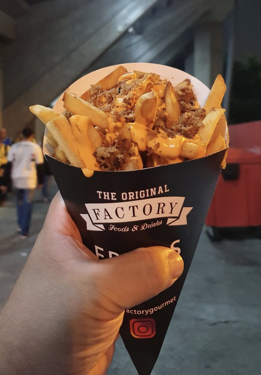 FootyScran's tweet image. Cheesy bacon fries at São Paulo FC (@SaoPauloFC @SaoPauloFC_eng) 

🇧🇷 R$20 (£3)