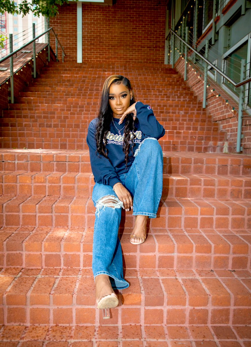 imiightbejanae's tweet photo. The BEGINNING of my dreams 🥂✨ #PrettyandEducated https://t.co/Lpfo2yIZds