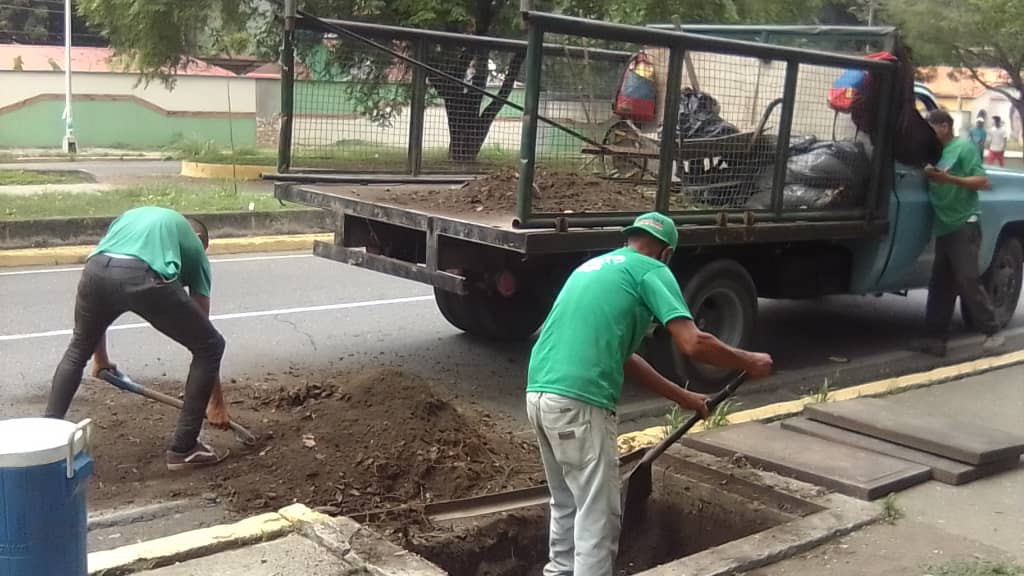 El equipo de <a href="/iamib20/">@Iamib20</a> se encuentran desplegados en la Av. Las Delicias sentido Norte - Sur con acciones de 

♻️ Limpieza de alcantarillado 

♻️ Poda Preventiva 

Acciones ejecutadas para mantener nuestra #Maracay+Limpia

<a href="/RafaelMaracay21/">Rafael Morales</a>