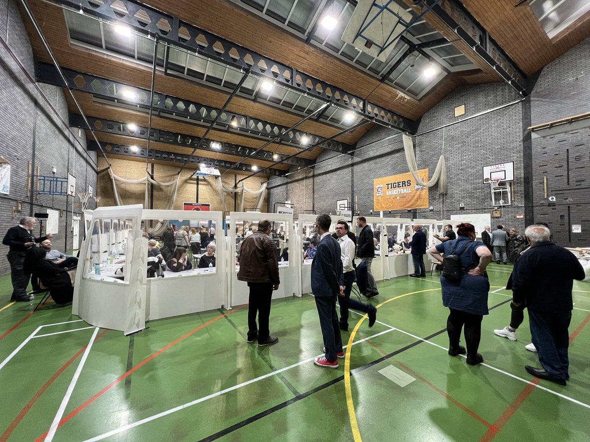 Right. This will be my thread for the Tamworth election count.

If you’re following along, please do chip in with your thoughts and comments. 

(I’ll be virtually sharing out the Percy Pigs between now and whenever I go home!)