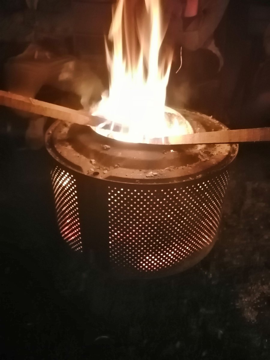 Hier zit ik dus al drie avonden in te turen. En we memoreren Ben Ali Libi van #WillemWilmink, de man in de wolken van #HarryJeckers en Het sprookje van #JaapFischer over Esmeralda.

In een donkere wereld zijn er nog hele mooie lichtpunten.

#5mei #bevrijdingsvuur  #hetgoedeleven