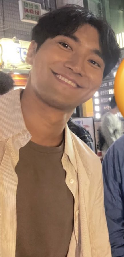 siwonnah's tweet photo. The hairstyle here and the clothing style look like Bukgu 😆 https://t.co/eXV4xsL7HS