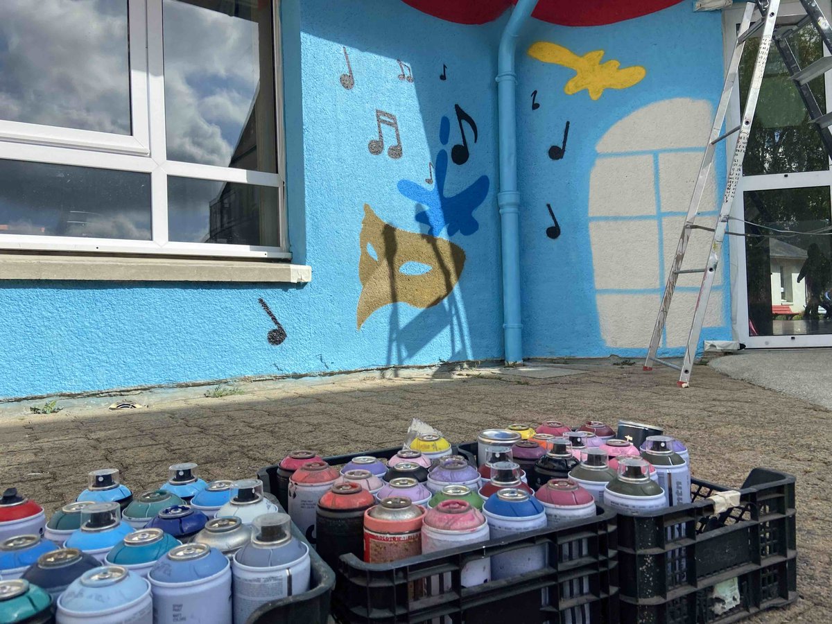 ClgBarbey's tweet photo. Valorisation du #PEAC par l'art à l'entrée du @ClgBarbey grâce aux élèves de 3e, à leur professeur d'arts plastiques @sandrinepain1 et à l'artiste #BabyKé. 
Un grand bravo à tous !
@daac_normandie @LaManche50 @hceac @dsden50 @ac_normandie https://t.co/EuiVX4mkXr