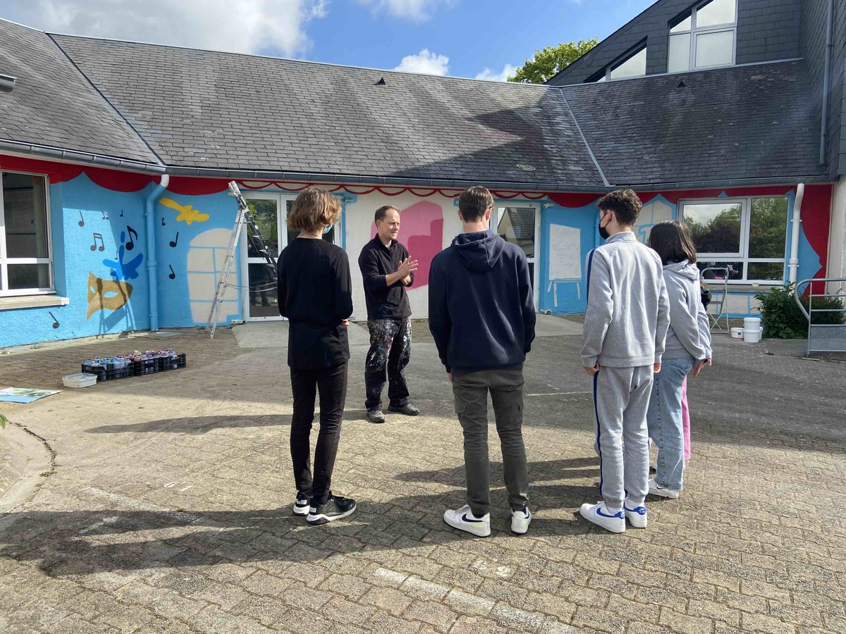 ClgBarbey's tweet photo. Valorisation du #PEAC par l'art à l'entrée du @ClgBarbey grâce aux élèves de 3e, à leur professeur d'arts plastiques @sandrinepain1 et à l'artiste #BabyKé. 
Un grand bravo à tous !
@daac_normandie @LaManche50 @hceac @dsden50 @ac_normandie https://t.co/EuiVX4mkXr
