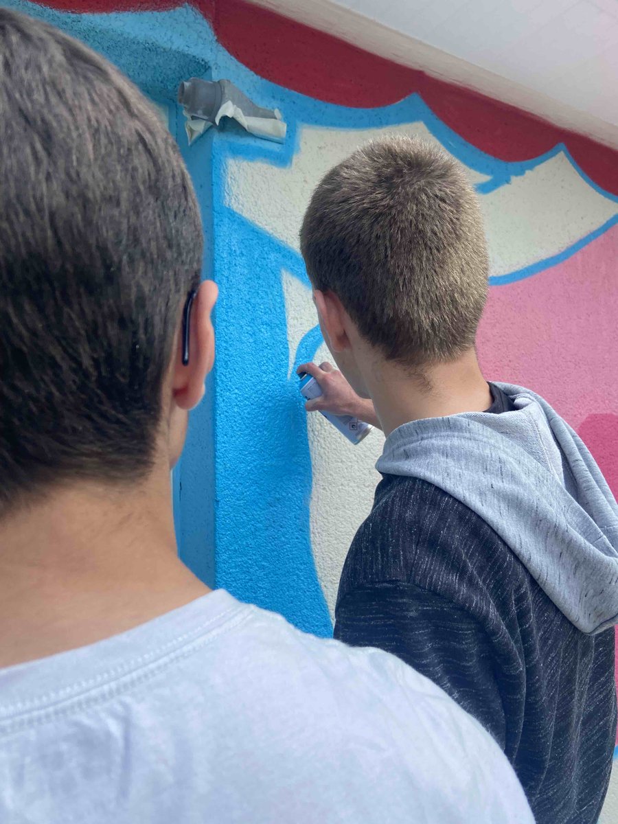 ClgBarbey's tweet photo. Valorisation du #PEAC par l'art à l'entrée du @ClgBarbey grâce aux élèves de 3e, à leur professeur d'arts plastiques @sandrinepain1 et à l'artiste #BabyKé. 
Un grand bravo à tous !
@daac_normandie @LaManche50 @hceac @dsden50 @ac_normandie https://t.co/EuiVX4mkXr