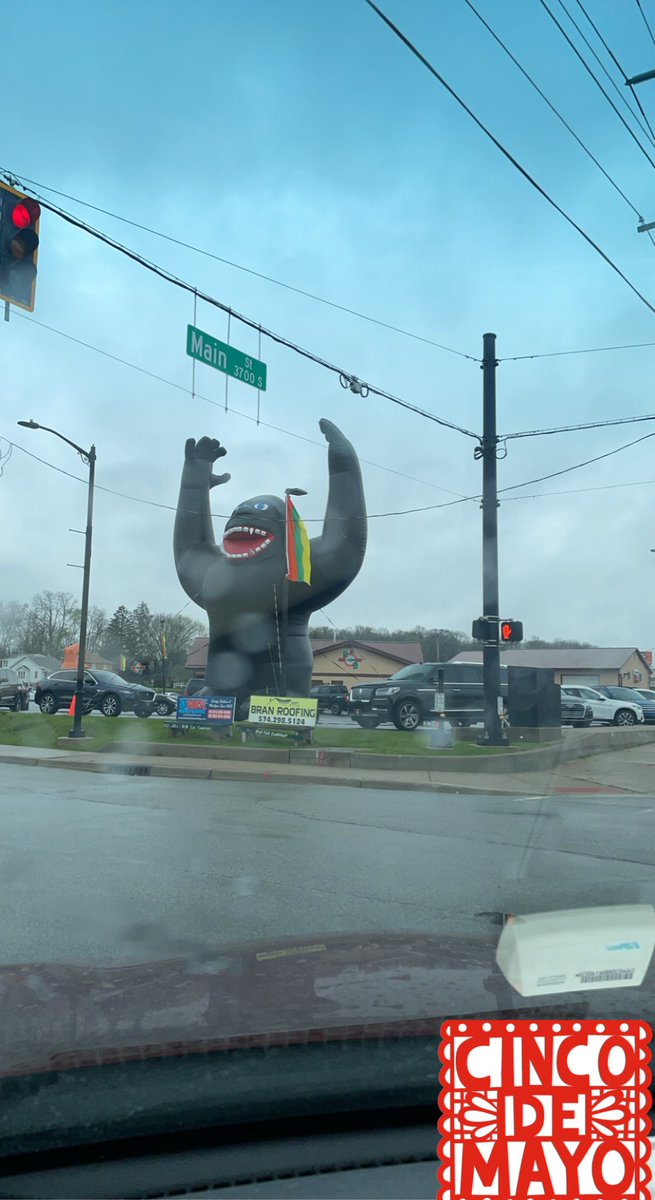 DeereJonathanxo's tweet image. “Can you text me directions?”
“Just turn left at the gorilla.”