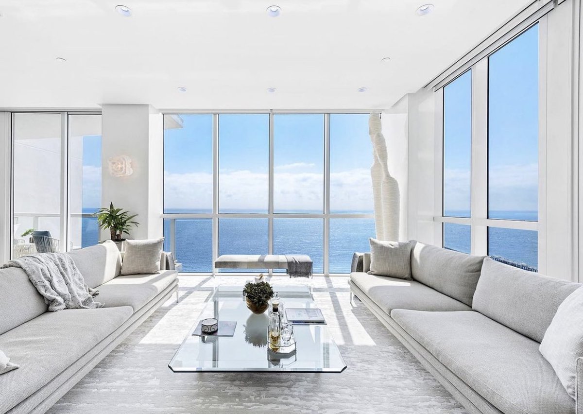 ONESIR's tweet photo. Get inspired by ocean front views 🌊☀️
This condo at the Continuum boasts four outdoor terraces so you can look out to Fisher Island, the Miami skyline and much more. Another perk are the resort-style amenities including tennis courts, spa and private gym. #ONESIRListing https://t.co/T0X0Apklhx