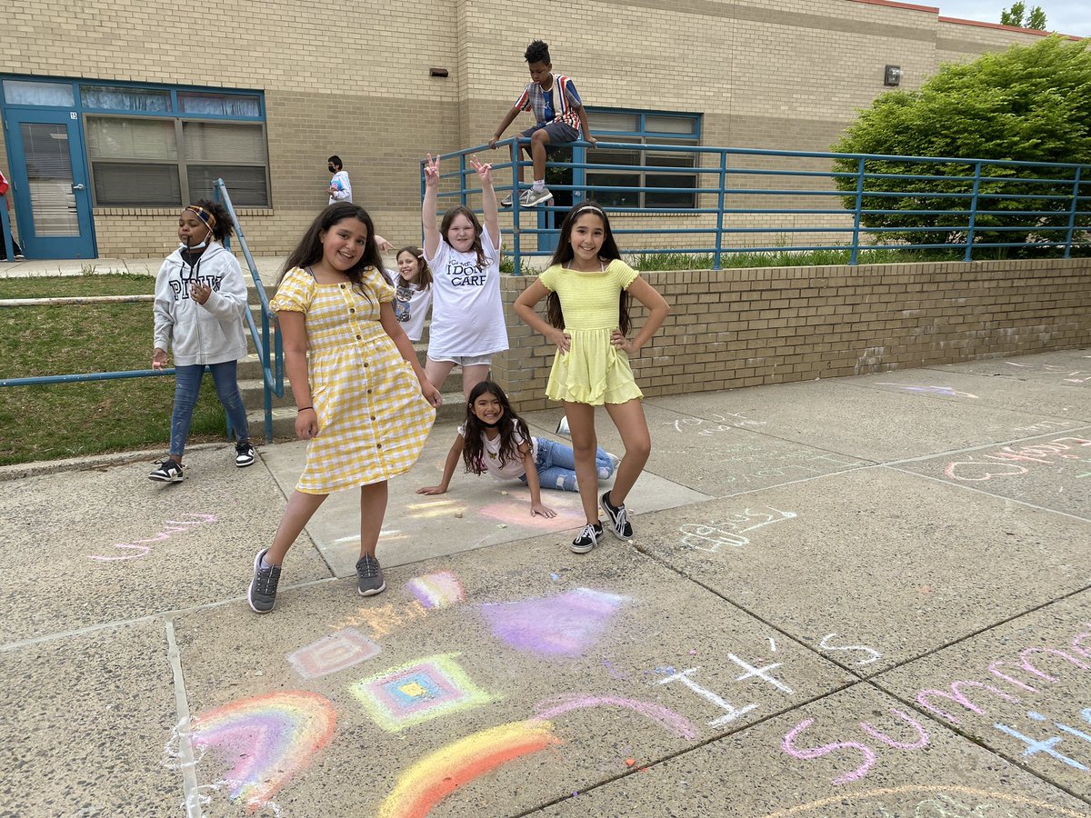 ALlewellynFCPS's tweet photo. So much fun hanging out with students today during our Habit of Work Celebration! We’re so proud of the effort they’ve made to achieve 85% positive marks on their weekly progress! #5thAtTheCreek #BCESBeYou @FcpsPease @STEMwithKimFCPS https://t.co/iofyMBLM0A