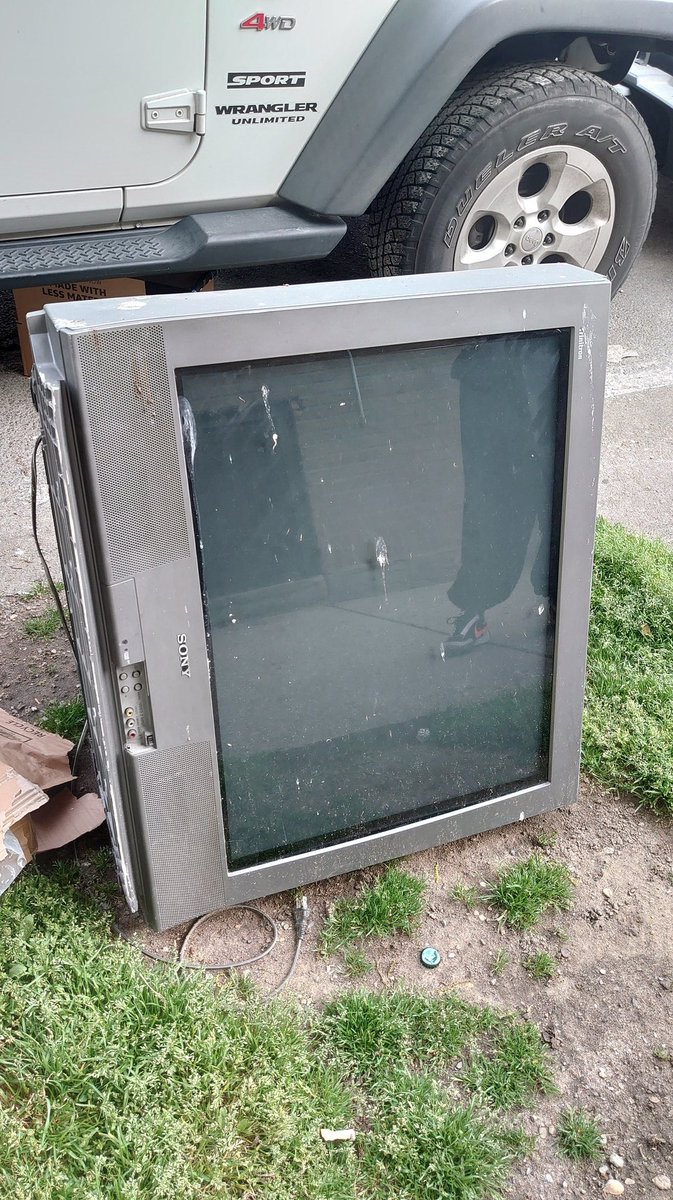 hacks's tweet image. Streetside Sony Trinitron spotted in NYC. DM me if you want the address.