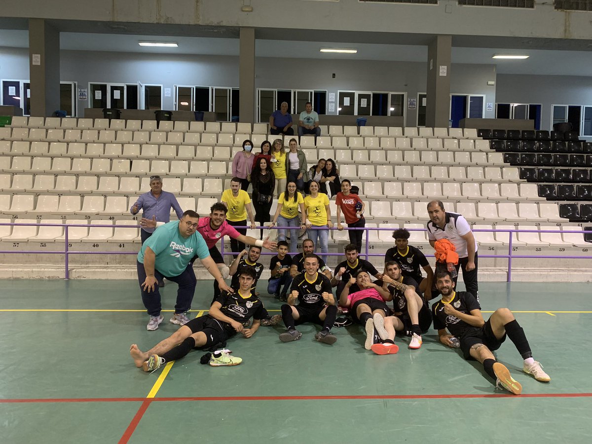 rena_ud's tweet photo. FINAAAAL!!
Ganamos 4-7 en Montijo.
Partido intenso y bonito en el que el intercambio de golpes cae de nuestro lado, dar las gracias a @HOTELGRANSOLFS por el trato. 
⚽️⚽️⚽️ @burdalojr 
⚽️⚽️ Joni
⚽️ @Jcobosj10 
@israguti9 https://t.co/YRr4WKECZu