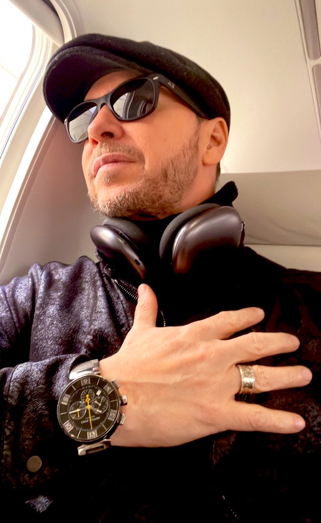 Dearest Blockheads,

Love yourself so much that you’re an irresistible ball of love. So much that anyone who meets you has no choice but to love you too, and if they don’t, then love yourself enough to love them anyway.

As always your man, Donald
 
 #loveeternal #BHLove 🤖❤️♾💫