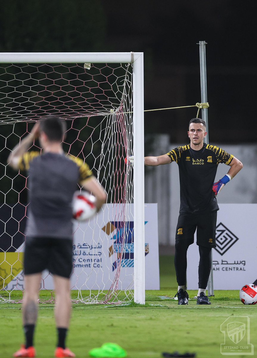 ErreaKsa's tweet photo. يا رب وفق @ittihad 
توّقع نتيجة مباراة الفتح الليلة تحت هاشتاق #بدّلها_بالأصفر 
ورتويت للتغريدة 
بنختار ٥ توقعات صحيحة 
وللفائزين تيشرت المدرج +تذكرة لمباراة الحسم أمام الهلال بإذن الله.
وفالكم وفال الإتحاد الفوز 💛🖤 https://t.co/aKQPiyy7Eh